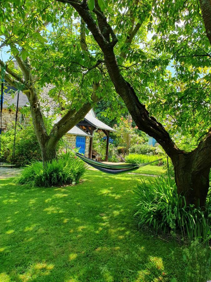 Grande maison en pierre, calme, jardin arboré. Roz-Landrieux Exterior foto