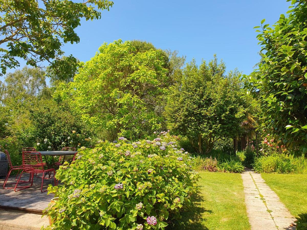 Grande maison en pierre, calme, jardin arboré. Roz-Landrieux Exterior foto